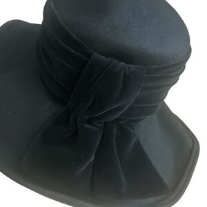 Eric Javits velvet vintage hat with wire brim in excellent vintage condition